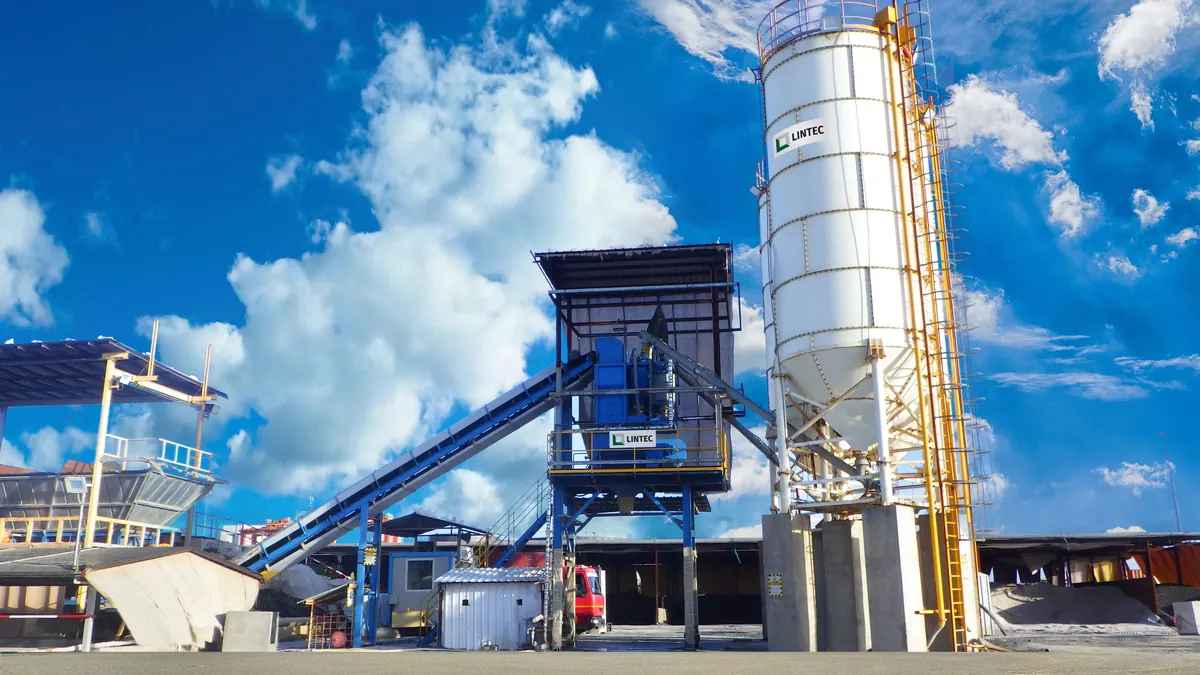 Centrale à béton avec silo et convoyeur à Madagascar